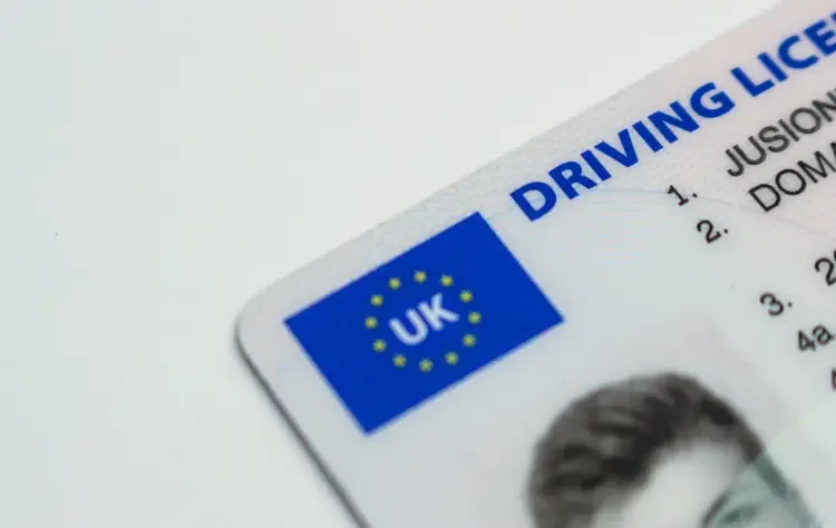 Carnet de conducir de moto sobre un mapa