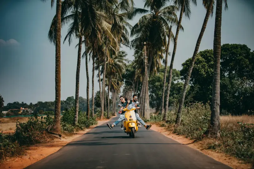 Persona conectando una scooter eléctrica a un cargador