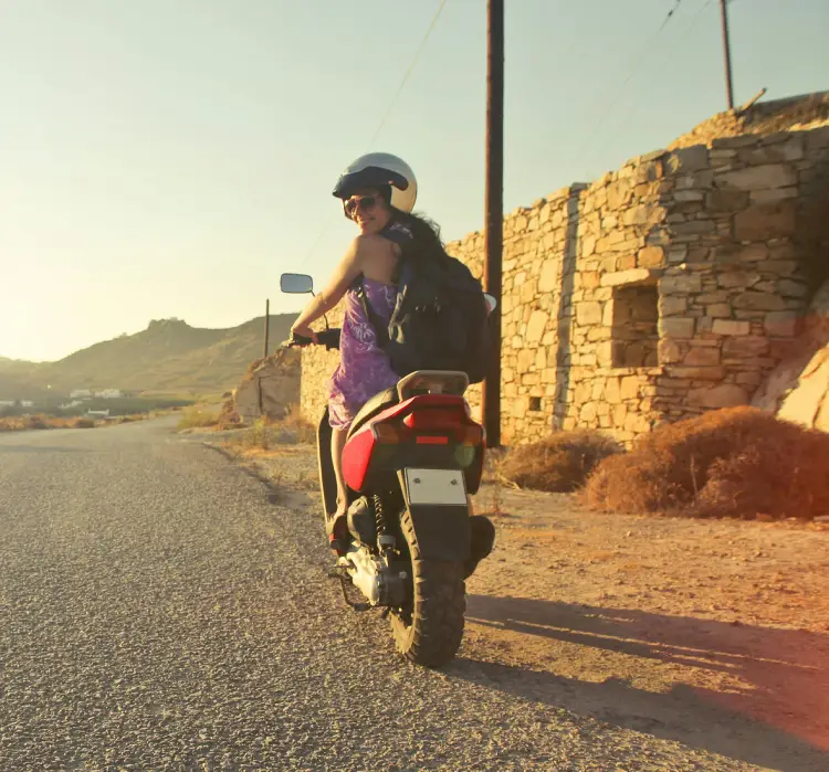 Motocicleta en una carretera de costa escénica al atardecer