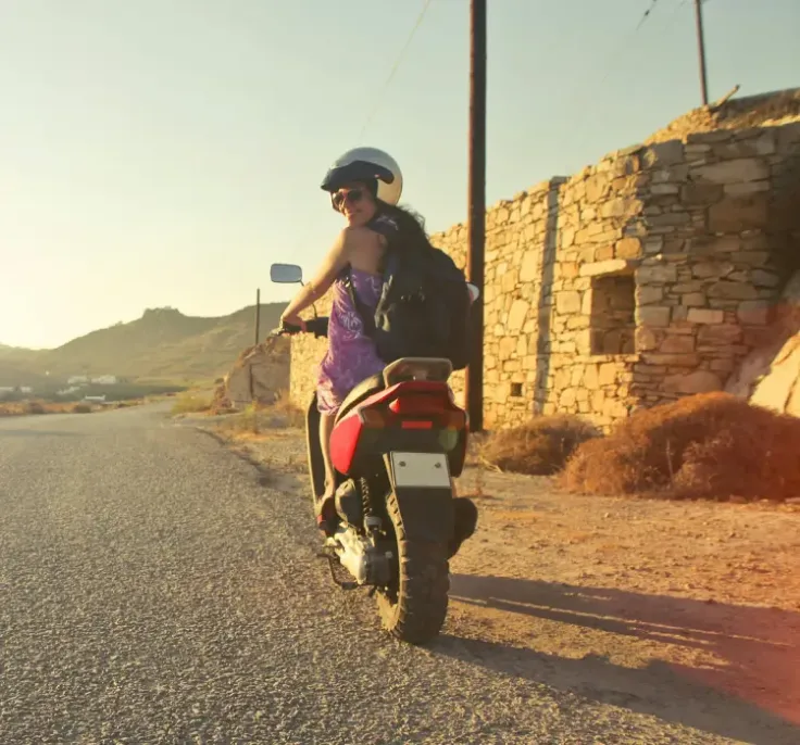 Motocicleta en una carretera de costa escénica al atardecer