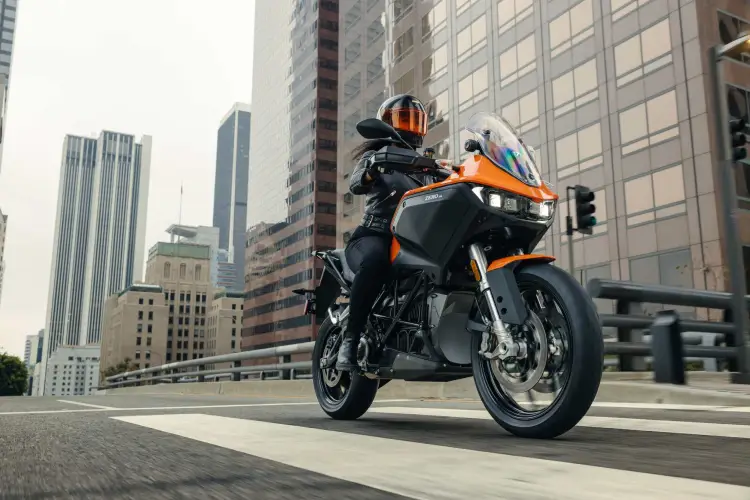 Moto eléctrica circulando por una calle de ciudad moderna