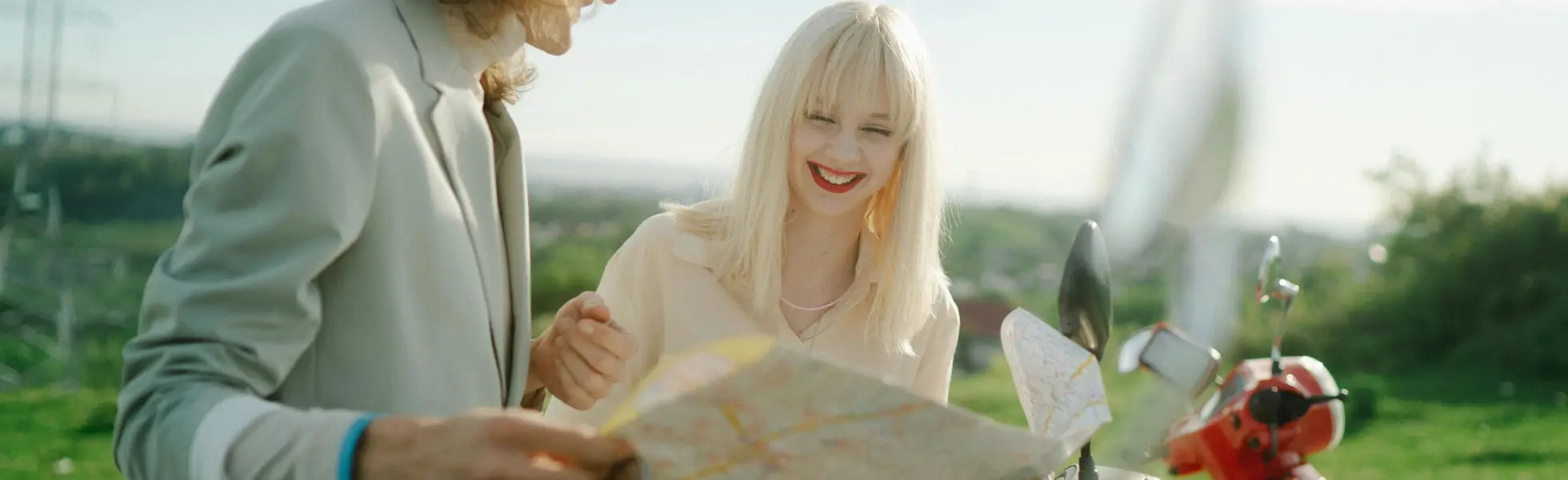 Una camper rodeada de un paisaje menorquín con una scooter al lado, simbolizando aventura y libertad en la isla.