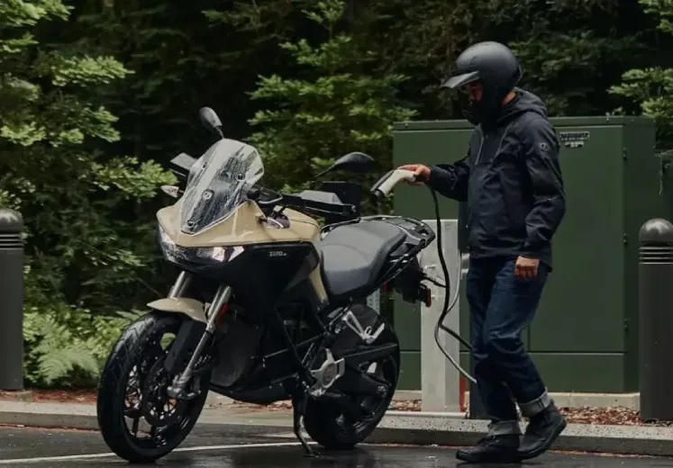 Dos scooters, una eléctrica y otra de combustión, lado a lado